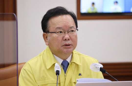 김부겸 국무총리가 22일 오전 정부서울청사에서 코로나19 대응 중앙재난안전대책본부 회의를 주재하고 있다.   연합뉴스